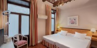 Habitación Doble con Artesonado 2 (Hotel Anacapri Granada 2021)